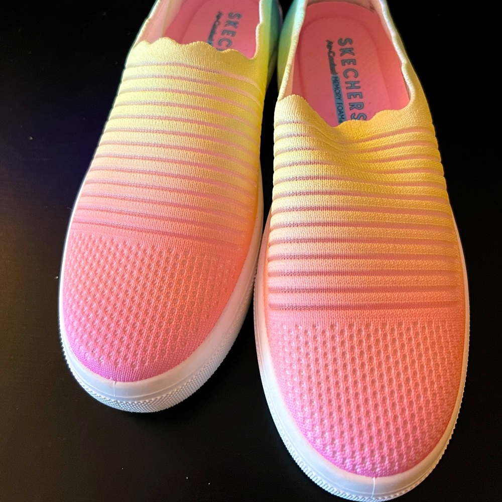 Skechers Women's Street Poppy-Rainbow Daze Sneaker Size 8